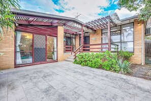 Exterior - StayAU Pet-Friendly 4BR Retreat in Balwyn North (Balwyn North)
