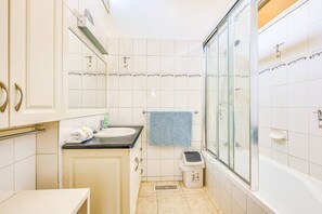 Hair dryer - StayAU Pet-Friendly 4BR Retreat in Balwyn North (Balwyn North)