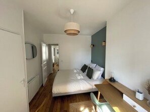 1 bedroom, iron/ironing board, WiFi, bed sheets - Charming apartment in Montmartre (Paris)