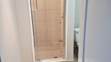 Een douche, een haardroger, handdoeken, zeep