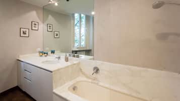 Superior Apartment, Mountain View, Tower | Bathroom