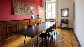 Superior Apartment, Mountain View, Tower | In-room dining