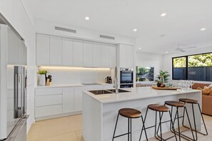 Private kitchen - Albany Creek Retreat - 4BR Brand New Family Haven (Albany Creek)