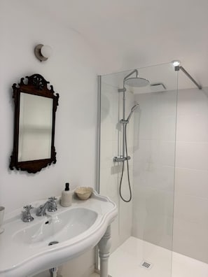 Haartrockner, Handtücher, Seife, Toilettenpapier