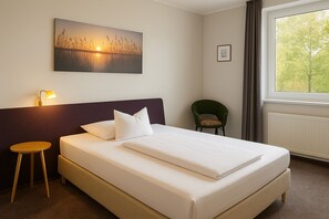 Single Room | Desk, laptop workspace, free WiFi