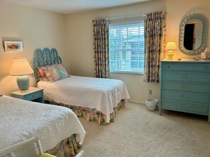2 bedrooms, iron/ironing board, WiFi, bed sheets - Spacious Pierre Club condo, elite location in heart of Olde Naples (Naples)