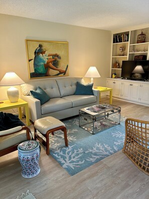 TV - Spacious Pierre Club condo, elite location in heart of Olde Naples (Naples)