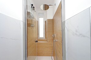 Shower, hair dryer, bidet, towels - The Vatican dwelling: Vatican 47 (Roma)