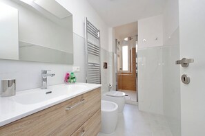 Dusche, Haartrockner, Bidet, Handtücher