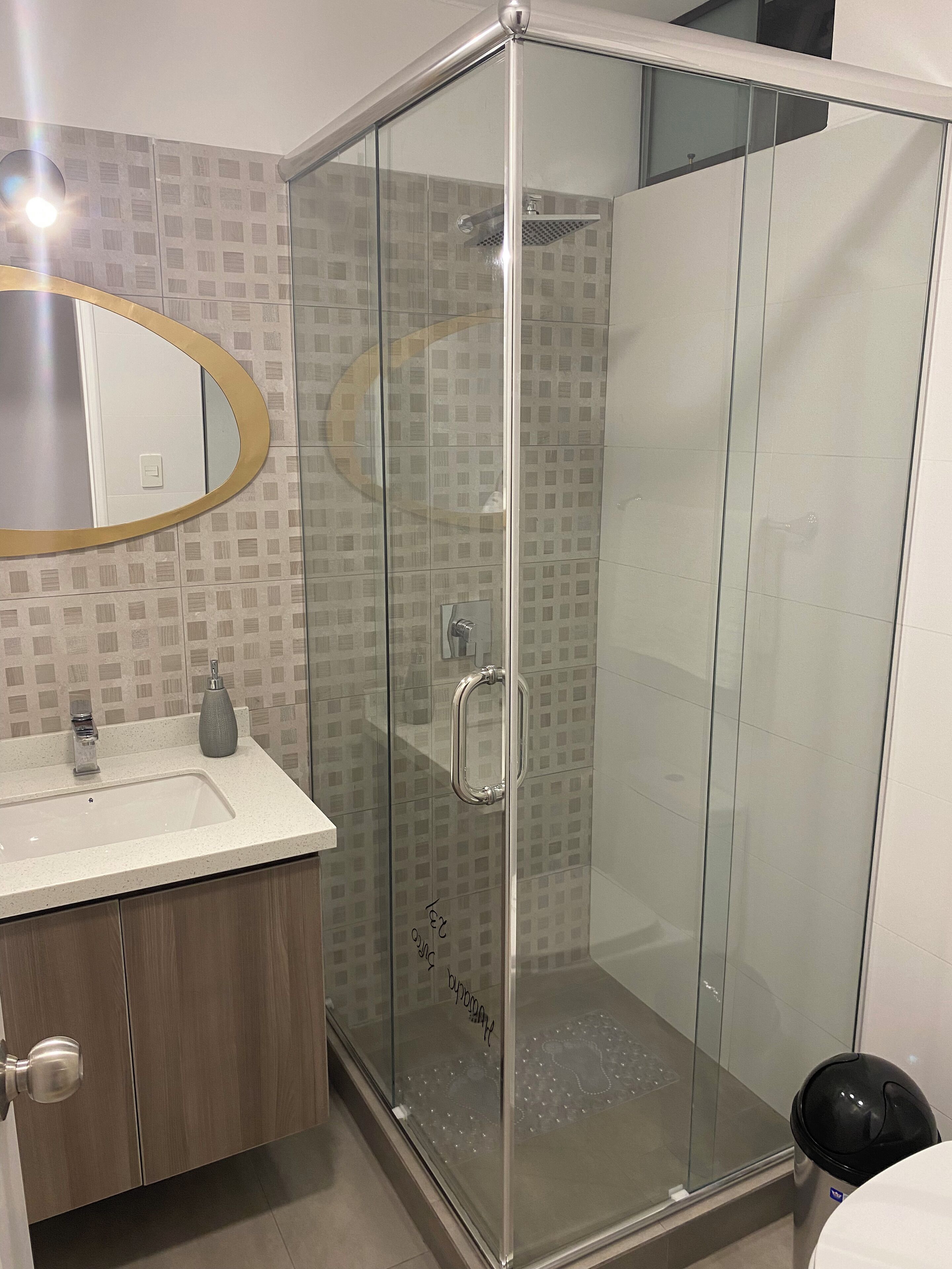 Secadora de cabello, toallas, jabón, papel de baño 