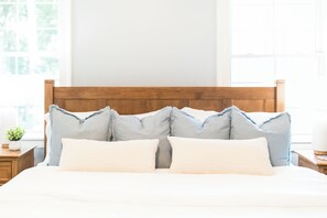 4 bedrooms, desk, iron/ironing board, free WiFi - The River House-- Secluded, Serene, Hot tub & Firepit (Bellbrook)