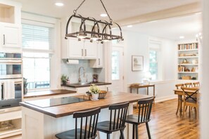 冷蔵庫、電子レンジ、オーブン、コンロ