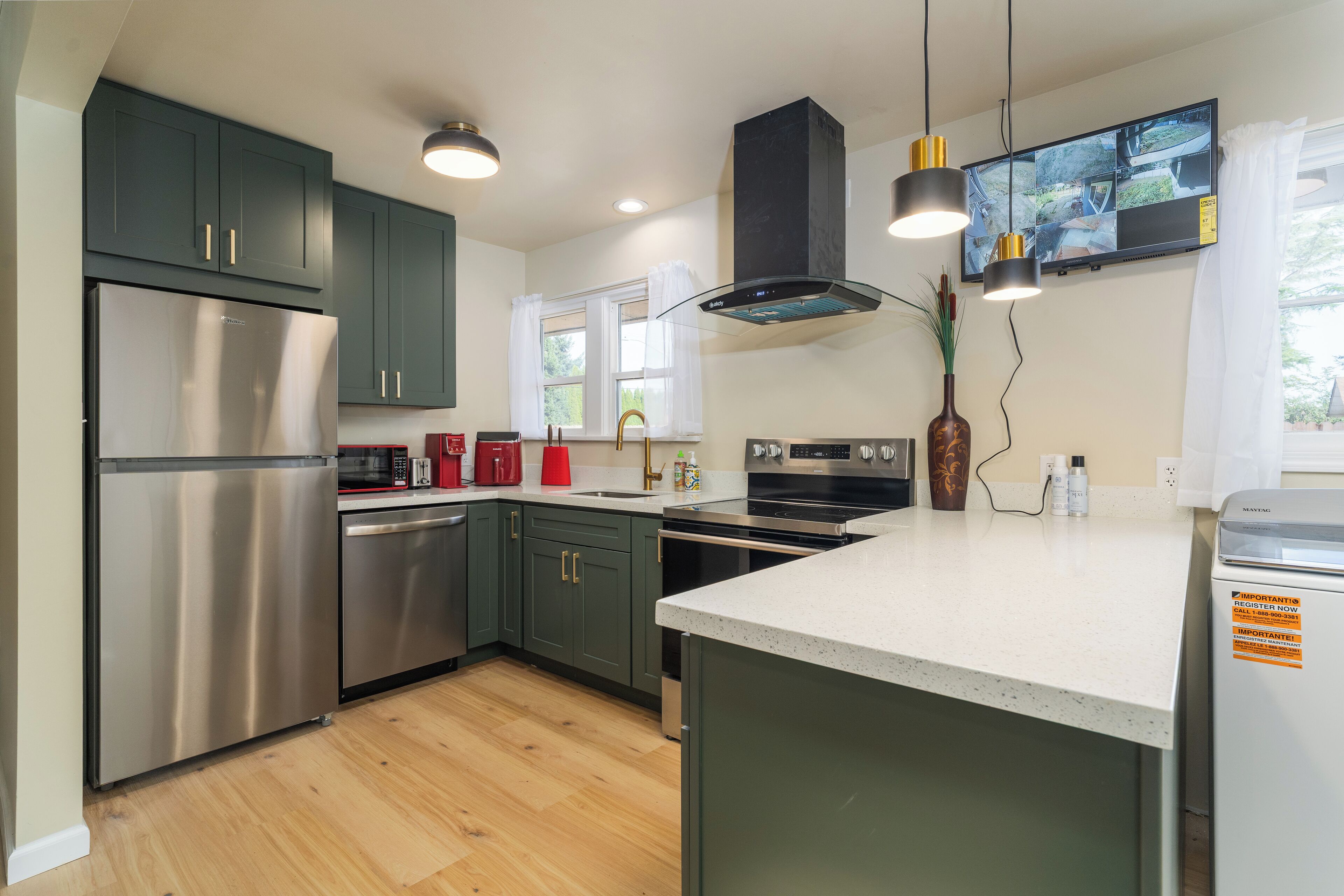 Kylskåp, mikrovågsugn, ugn och spishäll