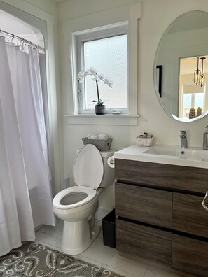 ヘアドライヤー、タオル、石鹸、トイレットペーパー