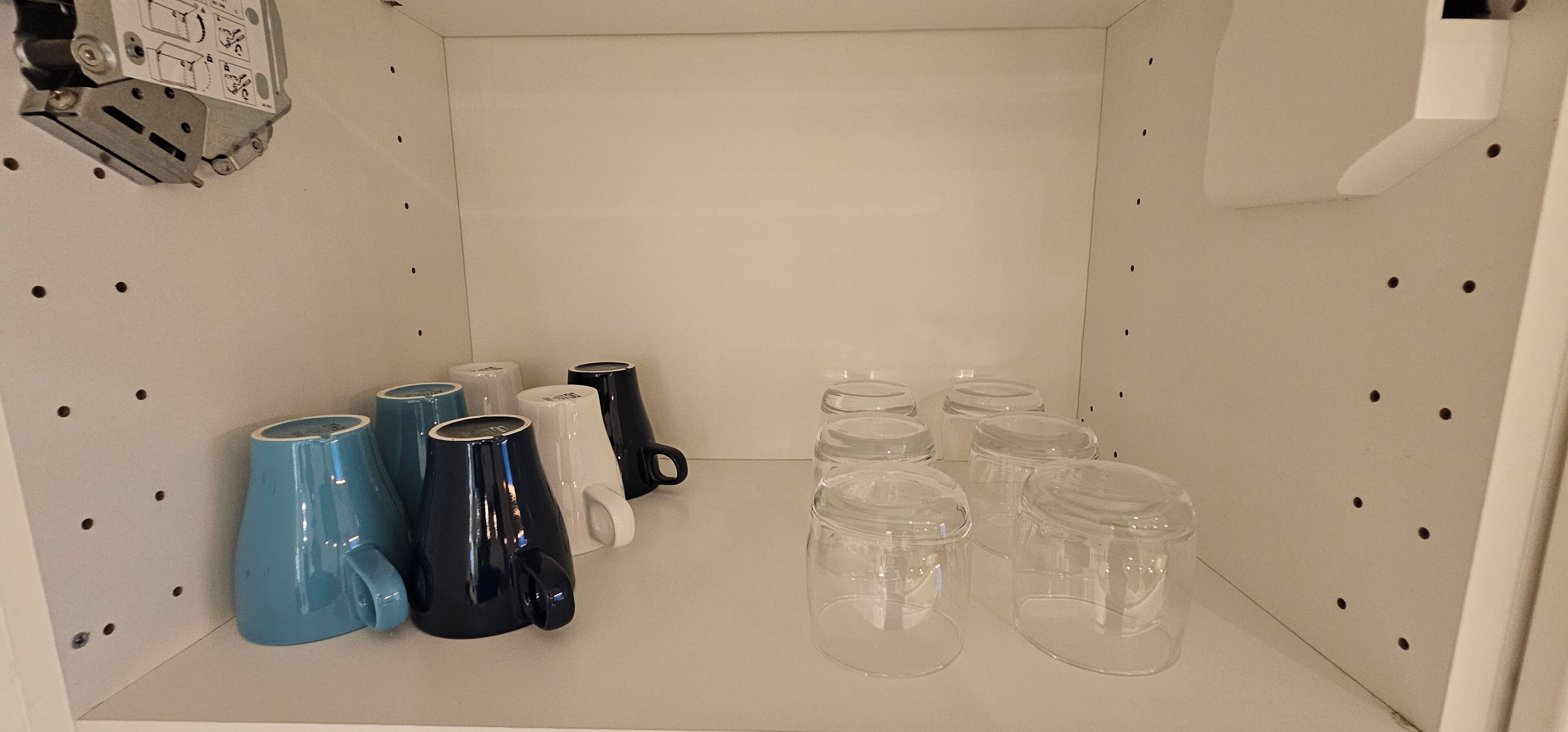 Un espace de rangement doté d’étagères où sont entreposés divers récipients et bocaux.