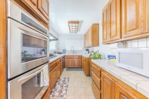Private kitchen - Beautiful Arcadia 3B&2B Home With New Bathroom (Arcadia)