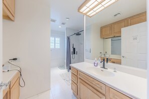 Hair dryer, towels, soap, toilet paper - Beautiful Arcadia 3B&2B Home With New Bathroom (Arcadia)