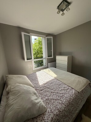 2 bedrooms, iron/ironing board, Internet, bed sheets