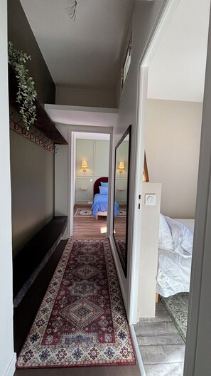 2 bedrooms, iron/ironing board, internet, bed sheets