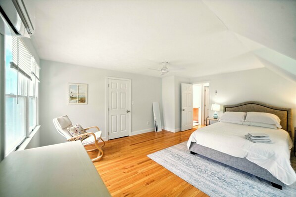 3 bedrooms, desk, iron/ironing board, free WiFi