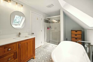 Douche, séchoir à cheveux, serviettes fournies