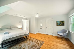 4 habitaciones, escritorio y tabla de planchar con plancha 