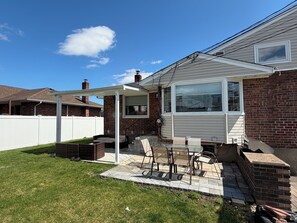 Outdoor dining - Modern 5BR Home W/Private Backyard Basket Ball Hoop Near NY& Long Island Beaches (Syosset)