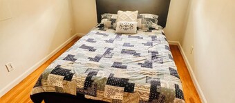 Spacious 5BR Home • Sleeps 10 • Near NYC & Long Island Beaches