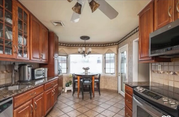 Private kitchen - Spacious 5BR Home • Sleeps 10 • Near NYC & Long Island Beaches (Syosset)