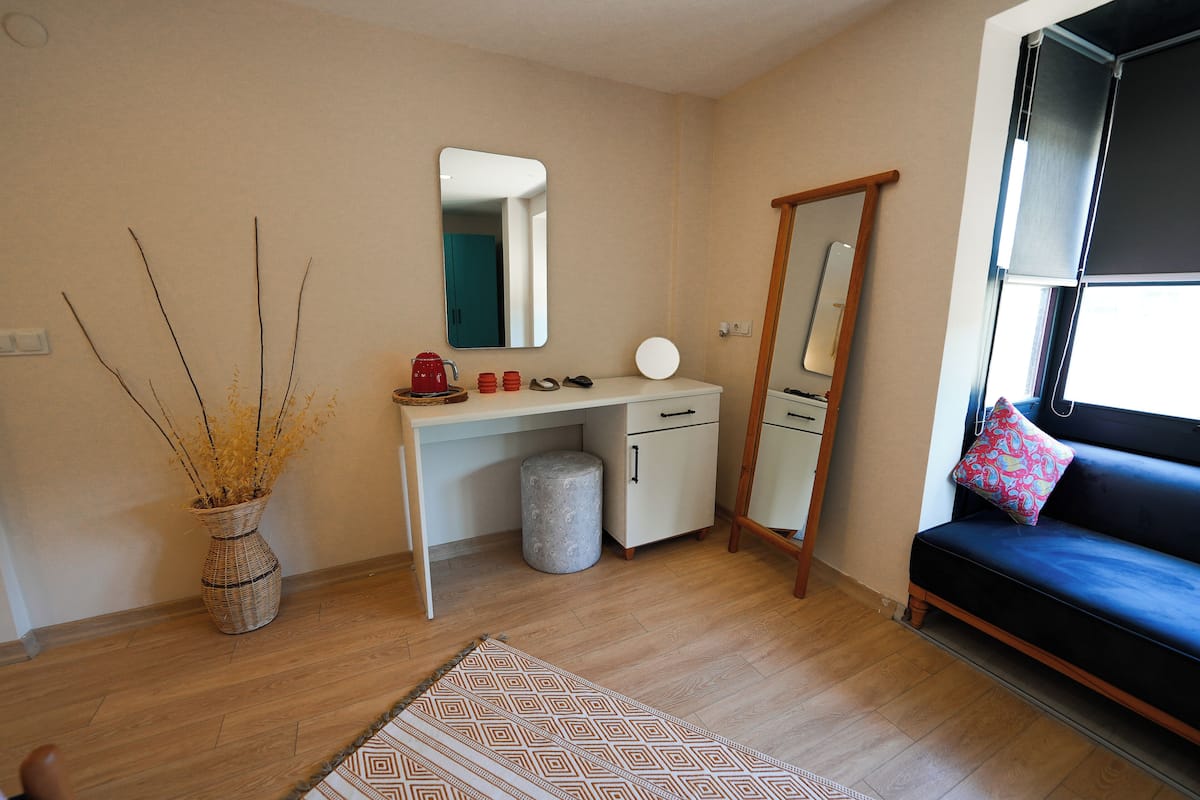 Chambre Double Deluxe, balcon, vue jardin | Coffres-forts dans les chambres, rideaux occultants