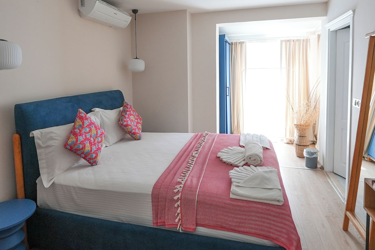 Chambre Double Standard, balcon, vue jardin | Coffres-forts dans les chambres, rideaux occultants