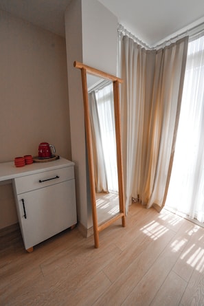 Standaard tweepersoonskamer, balkon, uitzicht op tuin | Een kluis op de kamer, verduisterende gordijnen, geluiddichte muren