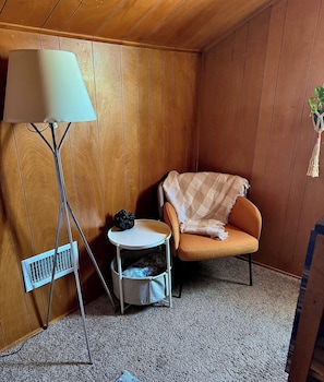 Téléviseur connecté, lecteur de DVD, livres