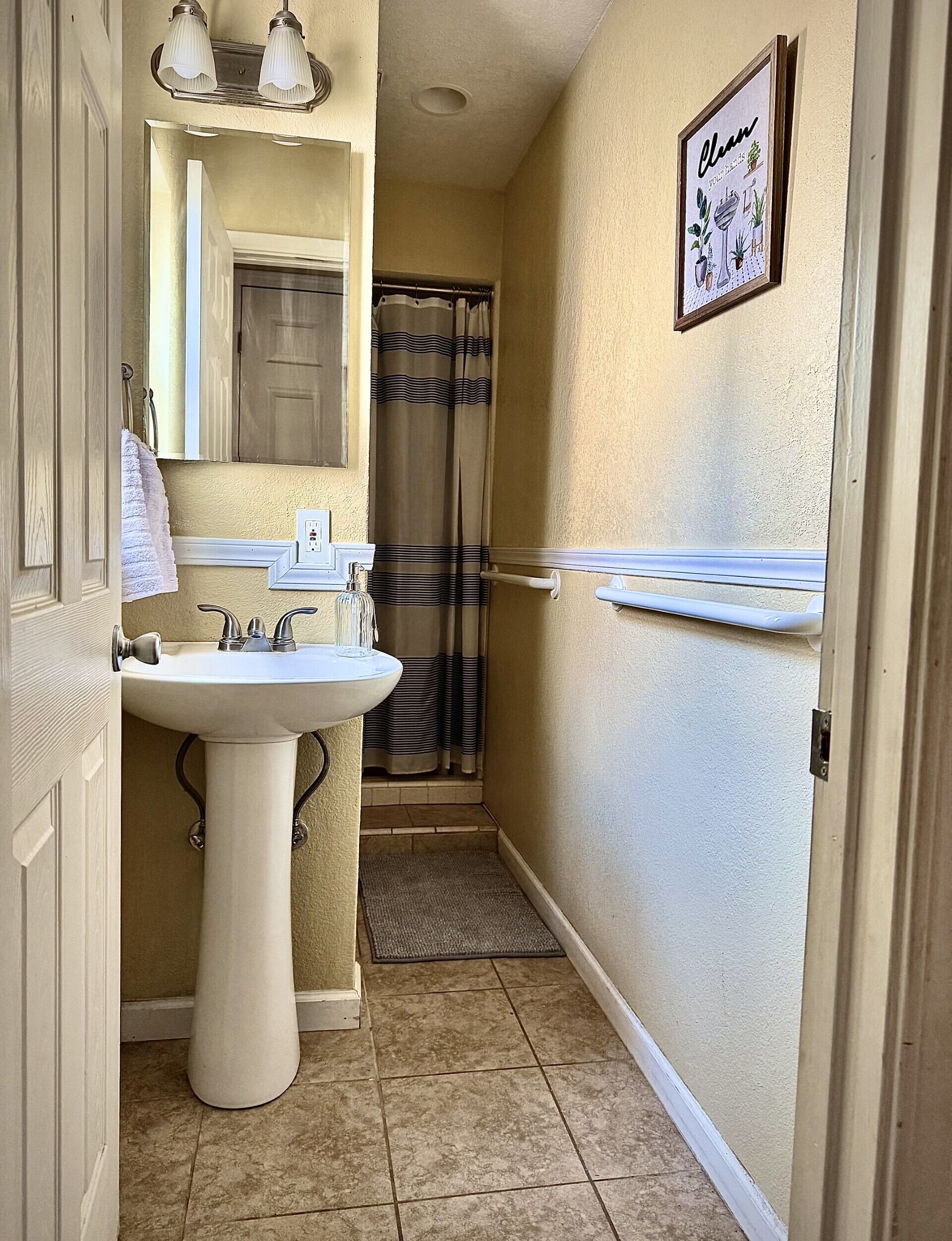 Dusj, hårføner, bidé og håndklær