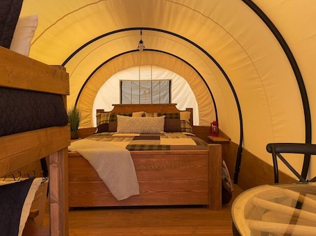 1 bedroom, free WiFi. Conestoga Wagon Retreat