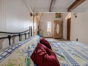 2 bedrooms, travel crib, free WiFi, bed sheets