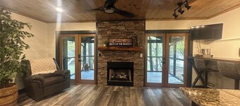 Lovely cottage cabin on the Cartecay River in Ellijay. Kayak or tubers dream!!!
