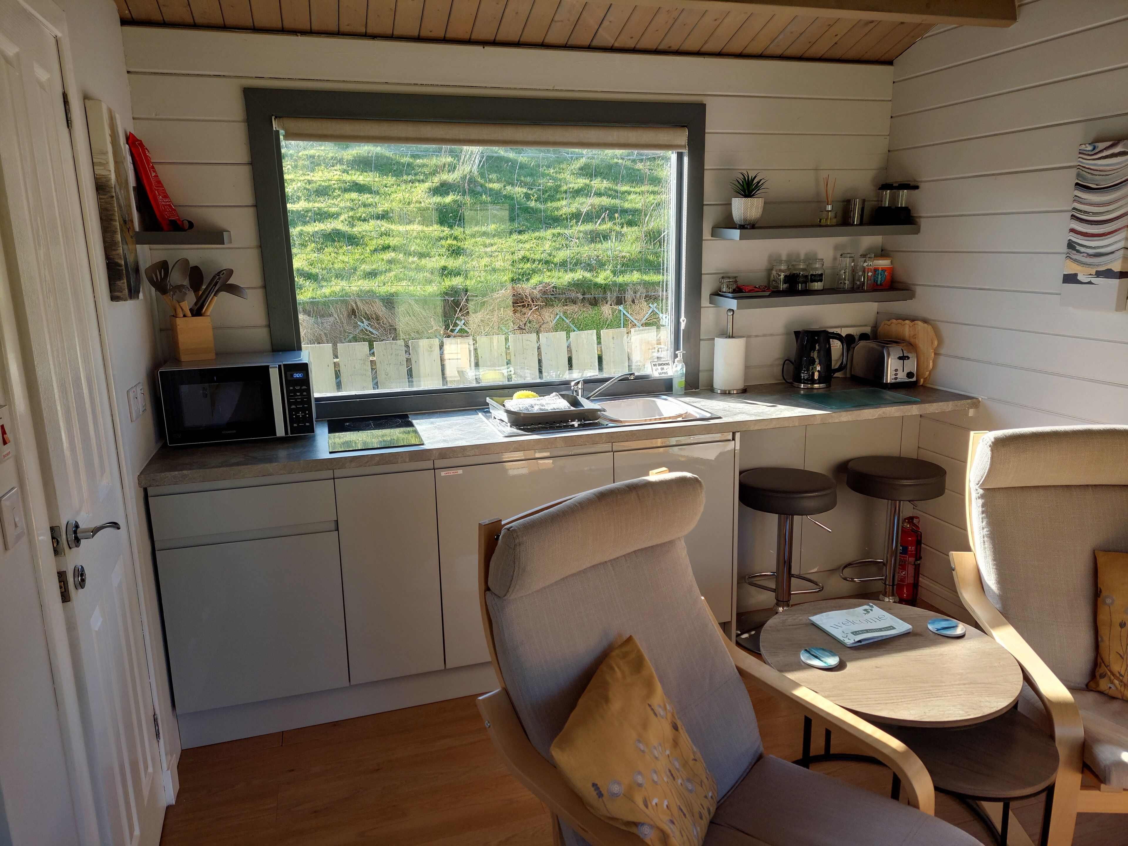 Kühlschrank, Mikrowelle, Herdplatte, Wasserkocher mit Kaffee-/Teezubehör