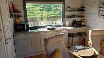 Kühlschrank, Mikrowelle, Herdplatte, Wasserkocher mit Kaffee-/Teezubehör