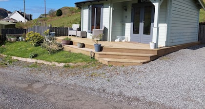 CROFTERS CABIN, centrally located, modern & cosy cabin on the Isle of Skye