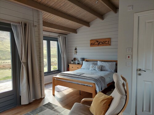 CROFTERS CABIN, centrally located, modern & cosy cabin on the Isle of Skye