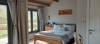 CROFTERS CABIN, centrally located, modern & cosy cabin on the Isle of Skye