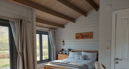 CROFTERS CABIN, centrally located, modern & cosy cabin on the Isle of Skye