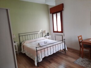 4 bedrooms, iron/ironing board, WiFi, bed sheets