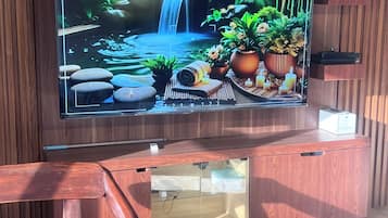 House, 5 Bedrooms, Smoking, Balcony | Interior