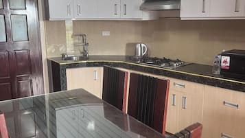 House, 5 Bedrooms, Smoking, Balcony | Interior