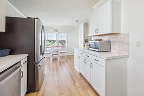 Microwave, oven, stovetop, dishwasher - Welcome to paradise at Paradise Cove! (Welaka)