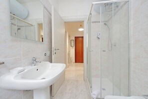Dusche, Haartrockner, Bidet, Handtücher