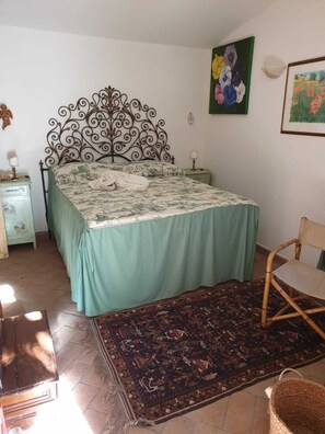 2 عدّة غرف نوم ومكواة/لوح كي وملاءات أسرّة