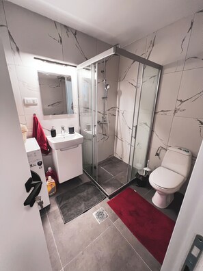 Dusche, Haartrockner, Handtücher, Seife